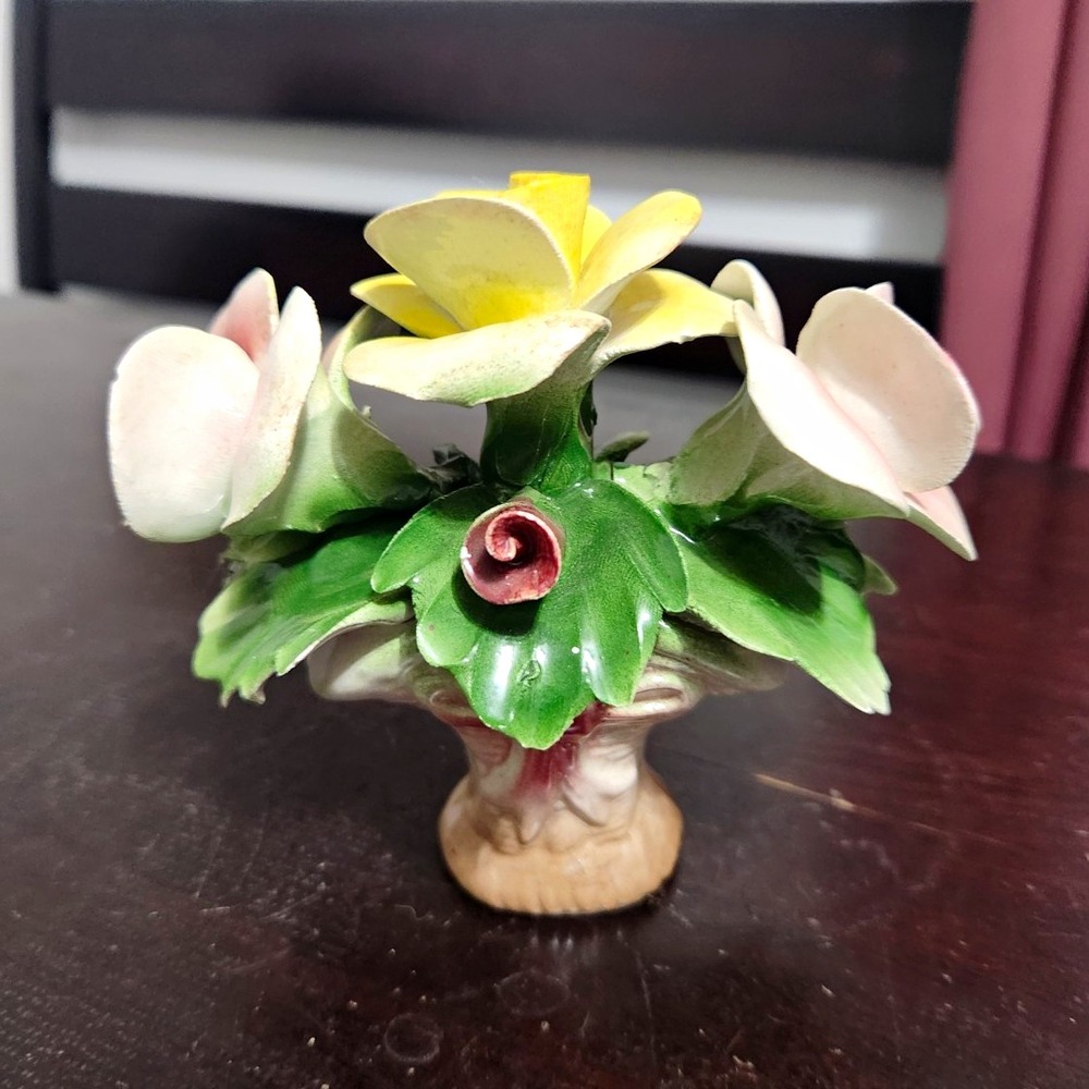 Nuova Capodimonte Porcelain Floral Flower Bouquet Figurine, Italy
